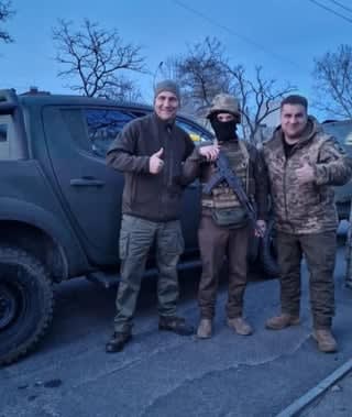 Minister Sikorski przekazał ukraińskim żołnierzom trzy, a możliwe że nawet cztery pickupy, które kupił z własnych środków i osobiście dostarczył.