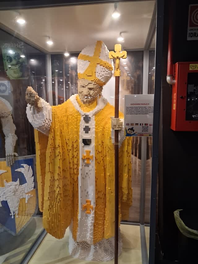 LEGO statue of Jan Paweł II in the LEGO museum of Rome