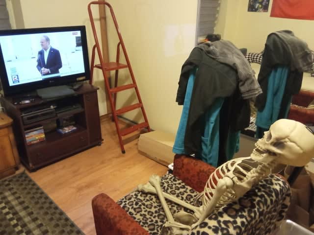 Jest jakiś sposób na wytłumaczenie Starszemu Krewnemu że ciągłe oglądanie Republiki jest bardzo niezdrowe dla psychiki ? Wujek już trzeci dzień tylko siedzi i ogląda ten cyrk, nawet już się do mnie nie odzywa.