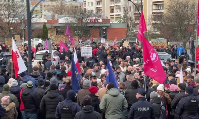 Pro-life activists are blocking entrance to hospital in Gdańsk.