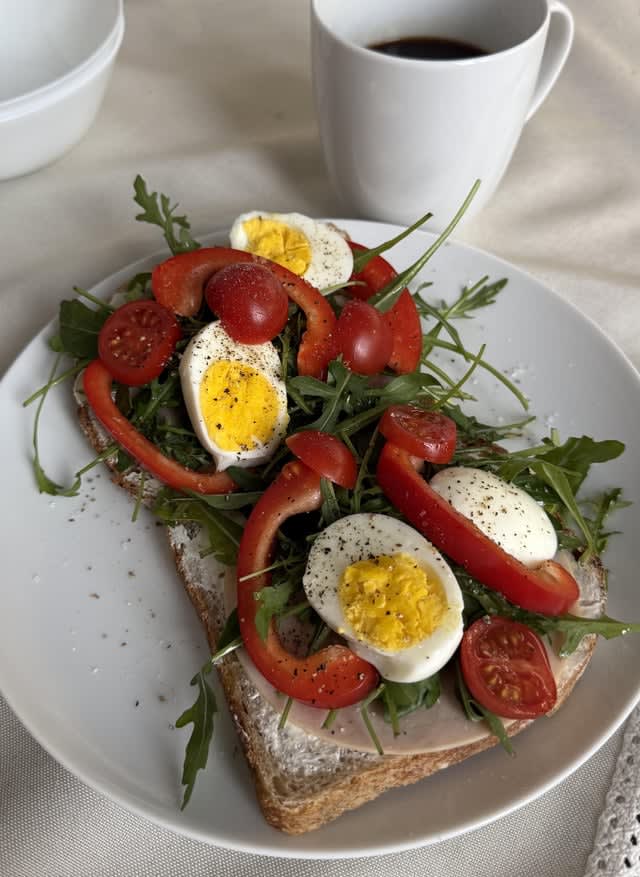 Właśnie odkryłem sub, na którym ludzie totalnie nieironicznie wrzucają codziennie zdjęcia swoich kanapek i plusują/minusują je nawzajem (dwa razy sprawdzałem czy to na pewno Reddit).