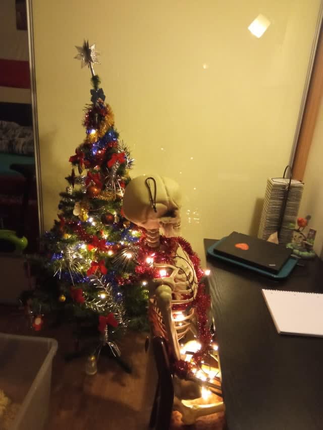 Drodzy RPolacy, pomimo naszej ogólnej różnorodności w opiniach na temat Świąt chciałbym wam wszystkim dzisiaj życzyć Miłych i Spokojnych Świąt, oraz Szczęśliwego Nowego Roku. Mam nadzieję że wszyscy spędzimy tą Wigilię przyjemnie oraz że 2026 rok będzie lepszy dla nas wszystkich <3