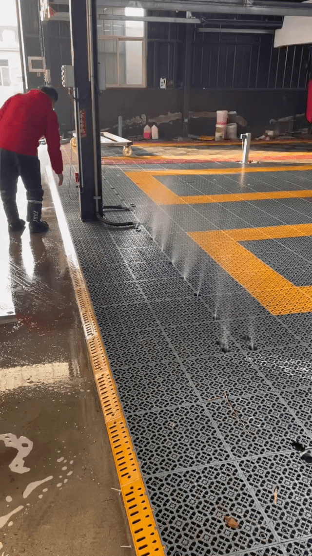 [Request] Are there robotic car washes like this in Poland (Katowice/Krakow)?