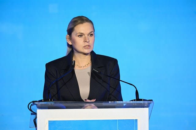 Nauczycielka wyrzuciła krzyż do kosza. Jest postępowanie dyscyplinarne (Barbara Nowacka: Bez względu na to, w co kto wierzy, każdy ma prawo do poszanowania godności swojej wiary)