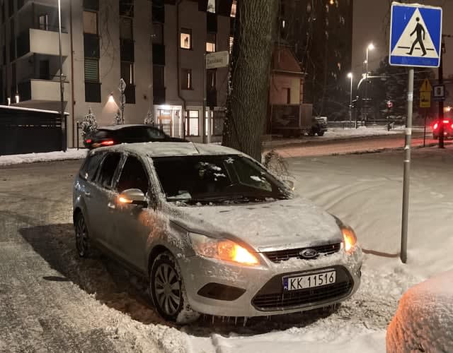 Chcesz zaparkować DOKŁADNIE na przejściu dla pieszych? Włącz awaryjne!