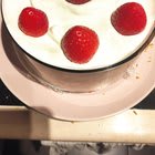 Zrobiłam japońskie ciasto z bitą śmietaną i truskawkami, biszkopt zrobiłam w ryzowarze i wyszedl bardzo fajnie