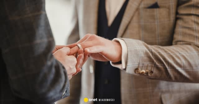 "Pierwszy małżonek i drugi małżonek". Rząd wdraża zmiany po wyroku TSUE. Zmiany wzorów aktów stanu cywilnego umożliwią transkrypcję zagranicznych małżeństw osób tej samej płci — poinformowało Ministerstwo Cyfryzacji.