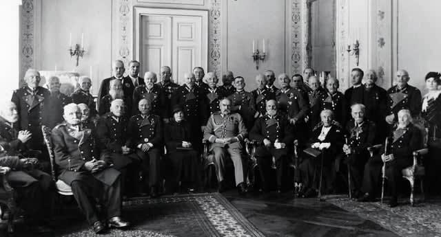 Piłsudski with the veterans of the January Uprising of 1863 (1933)