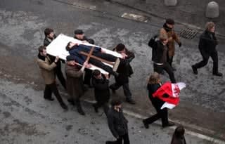 Mógł zastosować się do rozkazów władzy i nic by mu nie było... po co on w ogóle się tam pchał? Fuck around - find out!