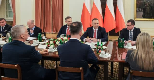 Behind the scenes of Karol Nawrocki's meeting with the heads of the services. "He ostentatiously chewed snus"