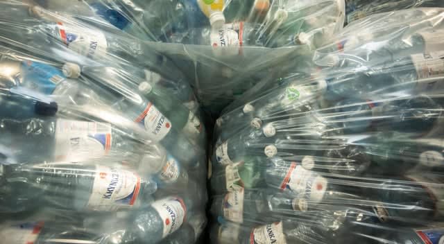 Przyniósł do Auchan 611 butelek i puszek. Tyle zarobił nowy rekordzista [305,5 zł]