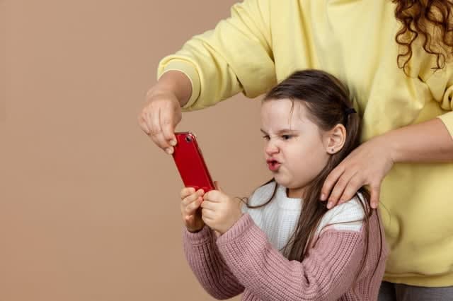 ​Nie zabieraj dziecku telefonu - odłóż swój! Rusza kampania "Zaloguj się do relacji"