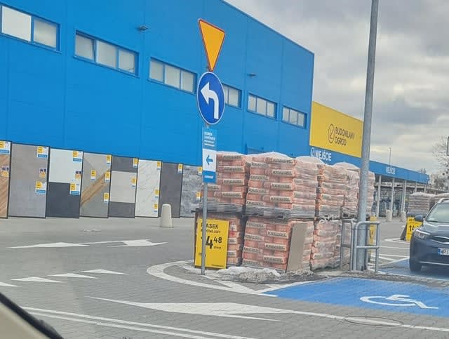 Czy was też denerwuje jak markety budowlane tak ustawiają towar na parkingu że kompletnia zastawiają widnoczność?