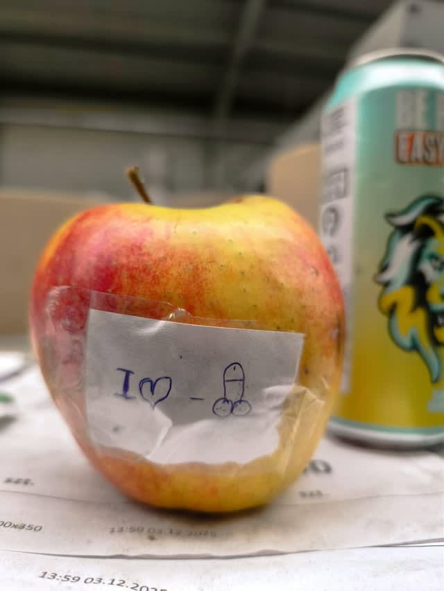 Dwóch dorosłych chłopów w pracy. Jeden daje drugiemu jabłko z taką naklejką. Czy to nie jest prawdziwa miłość? 🥰