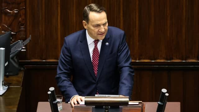 Sikorski warns Poland ‘cannot afford paralysis’ amid Russia threat