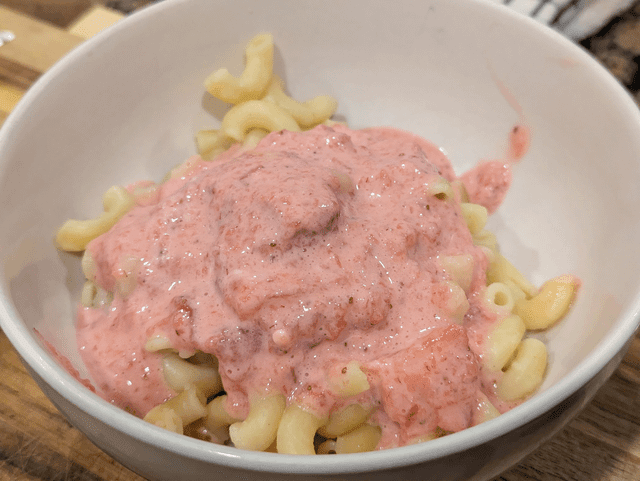 Makaron with strawberries and cream.