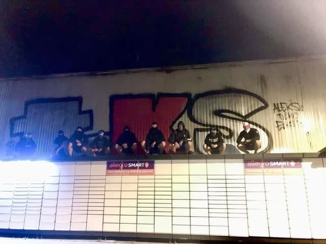 Spotkałem stado gołębi na lokalnym paczkomacie