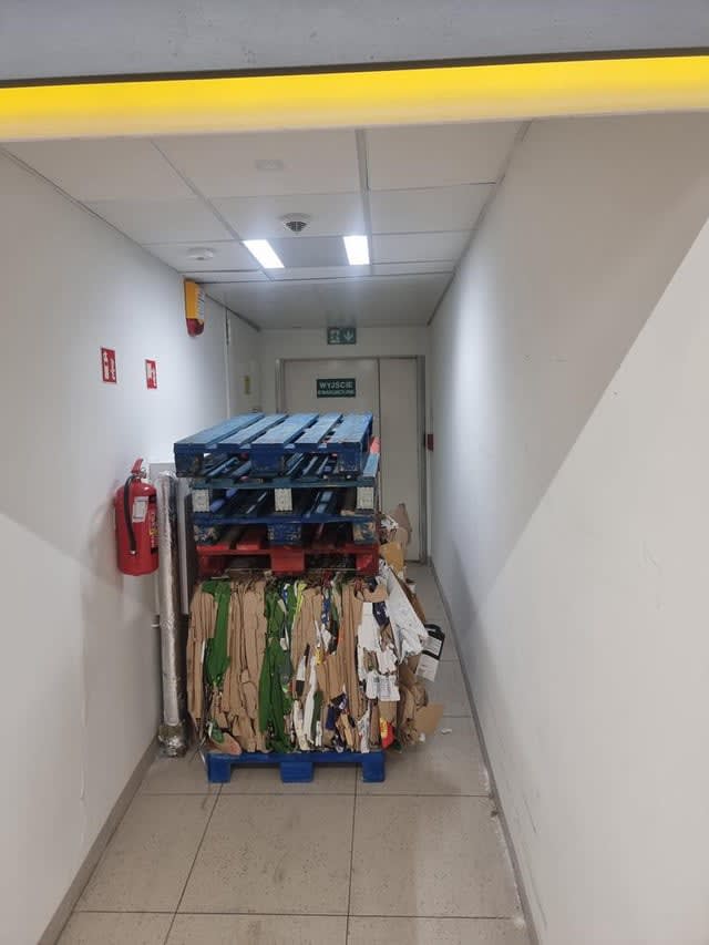 gdzie zgłosić coś takiego w biedronce? menadżer zmiany miał wyjebane