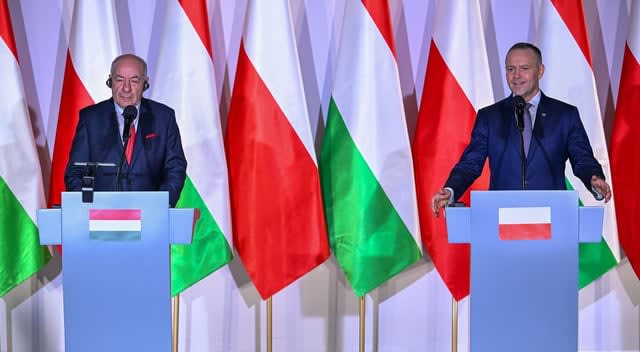 Polish president praises Hungary ties but calls Putin 'war criminal'