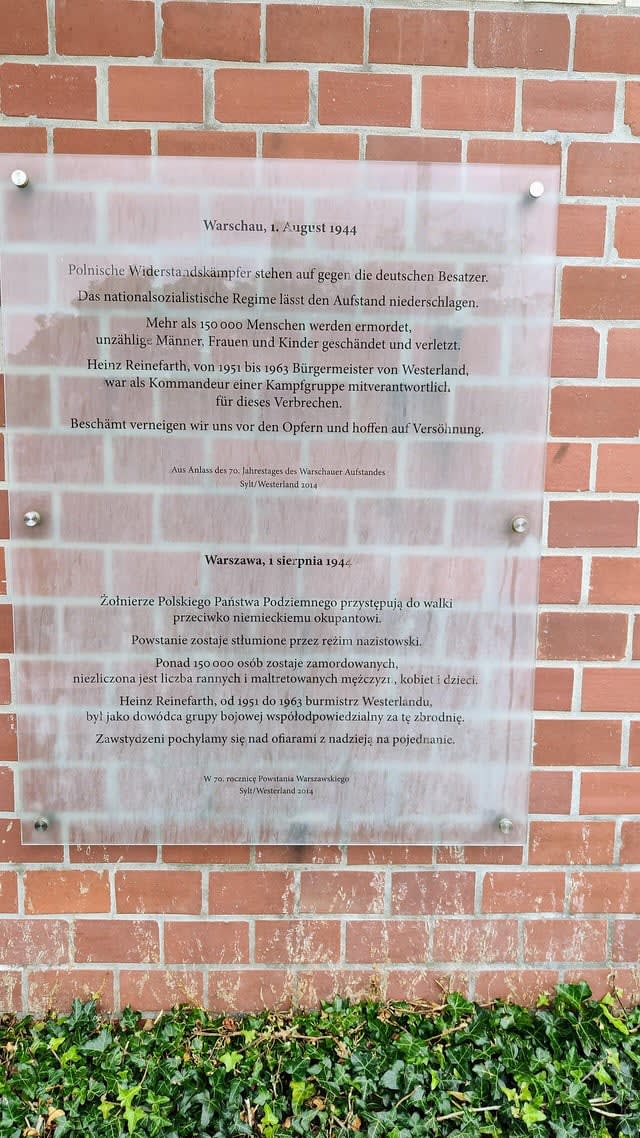 Ciekawostka: tablica na ratuszu w Westerland w północnych Niemczech