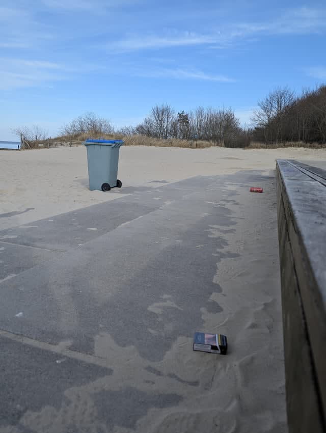 "Ludzie śmiecą, bo jest za mało śmietników"