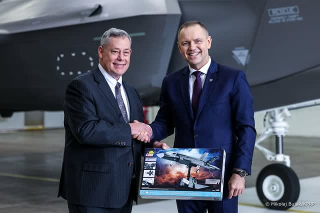 Podczas wizyty w zakładach Lockheed Martin w USA prezydent Karol Nawrocki miał okazję zobaczyć pierwsze samoloty F-35A. W trakcie spotkania prezydent wręczył prezesowi koncernu klocki konstrukcyjne COBI.