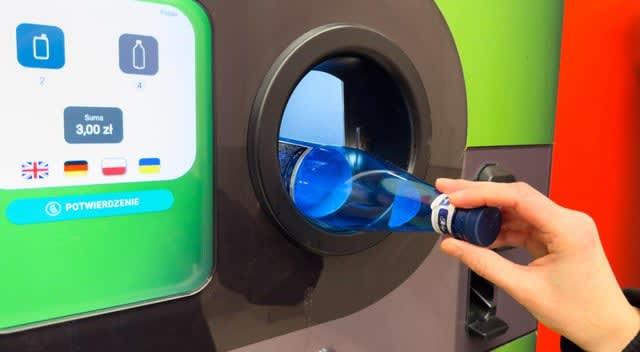 15-latek oddał 3388 butelek. Tyle pieniędzy wypłacono mu w sklepie [1700 zł]