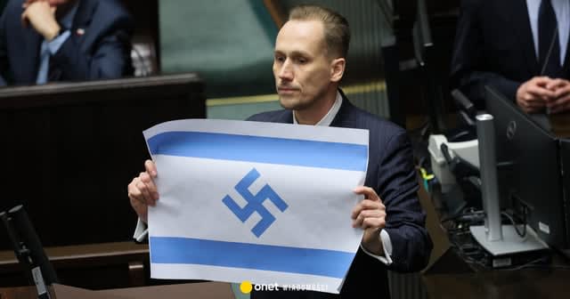 Konrad Berkowicz wyciągnął flagę Izraela ze swastyką w Sejmie