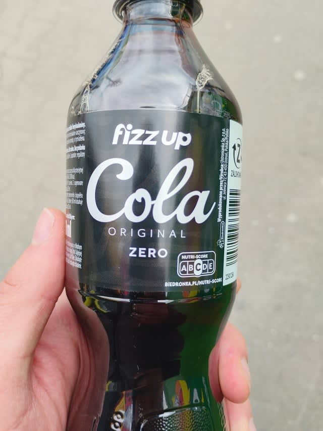 Ja pije ORYGINALNĄ colę. A wy co biedaki nada jakaś Coca-Cola czy Pepsi? Nawet mi was nie żal XD