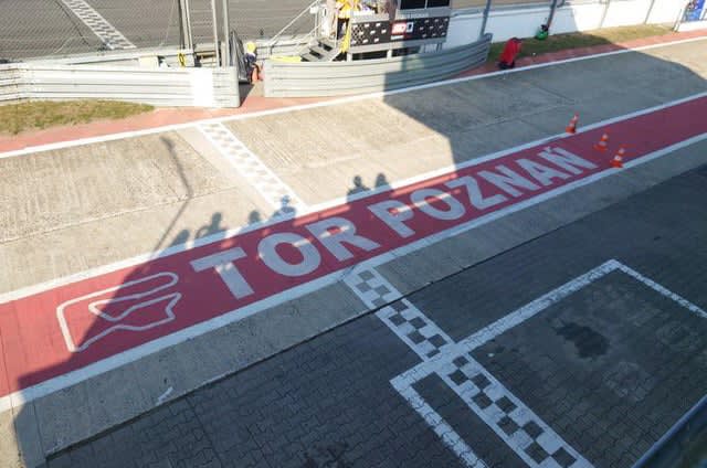 The Poznań track is closed by a decision of GIOŚ. The reason is said to be noise, despite the nearby airport right next to it. The facility was built in 1977 in a wasteland, residents from the protesting Przeźmierów settled there later.