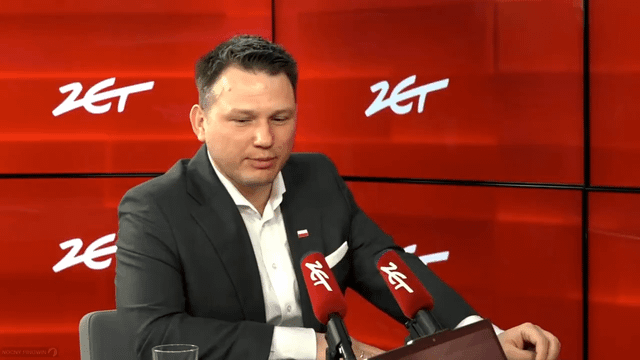 Mentzen stwierdził, że PiS klęczy przed Stanami Zjednoczonymi. Jako przykład podaje to, że posłowie PiS zrobili Trumpowi owację na stojąco w Sejmie po wygranych wyborach. Na stojąco bili brawo również posłowie partii Mentzena: Bronisław Foltyn, Bartłomiej Pejo i Konrad Berkowicz.