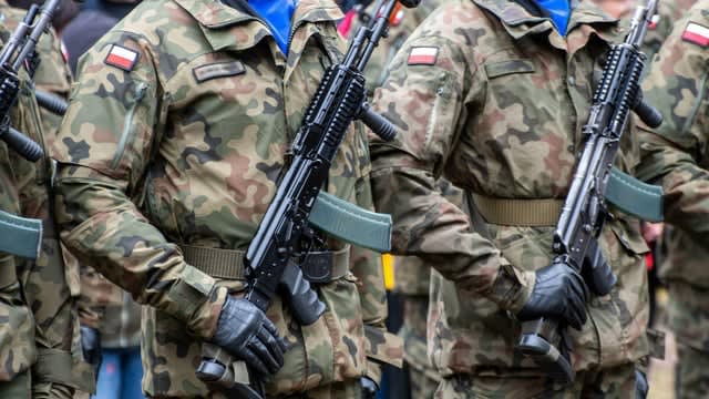 Kobiety w większości (55%) są przeciwne, mężczyźni w większości (73%) popierają wprowadzenie zakazu wyjazdu z Polski dla mężczyzn w wieku poborowym w razie konfiktu zbrojnego. 72% Polaków w wieku 18-29 lat jest przeciwna. Wśród osób po 40. roku życia większość popiera wprowadzenie zakazu.