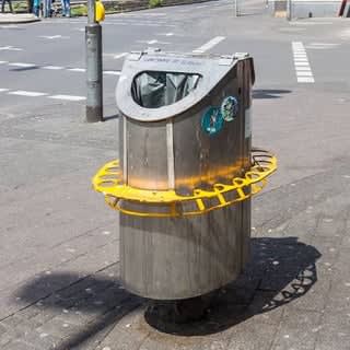 Pfandring, czyli nakładka na kosze na śmieci do odkładania butelek i puszek z kaucją - czy przydałaby się w Polsce?