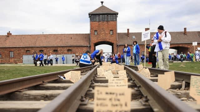 Police arrest nine for breaking into Auschwitz