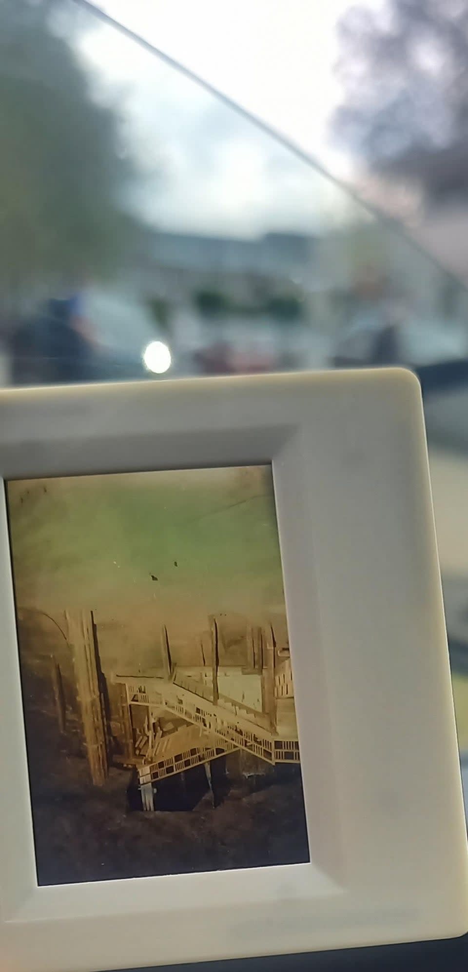 Hi everyone! Since this is a Polish community, I hope you don't mind this post. I’d like to ask for some information about the items in the photo. Greetings from Hungary!