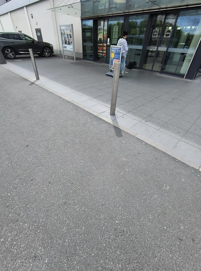 Też was tak irytują zbieracze pieniędzy przed wyjściem z supermarketów?