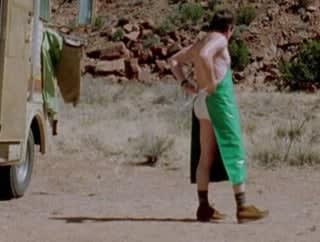 Walter White…gacie + zielony fartuch na środku pustyni