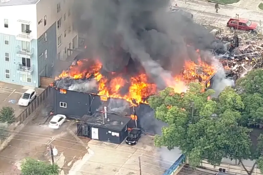 Explosión de gas en complejo de apartamentos en Dallas deja muertos, heridos y varios desaparecidos