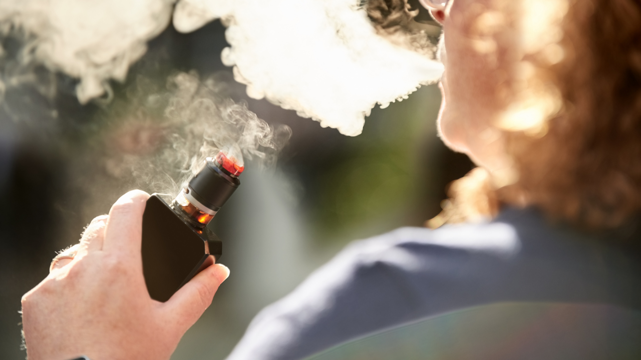 Documentan en Barcelona el primer caso en España de lesión pulmonar grave asociada al uso de vapeadores
