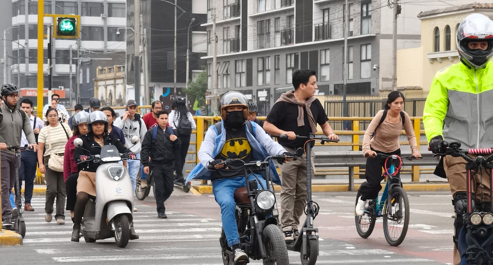 Aumento de motos y trimotos eléctricas genera riesgos en la ciclovía de la Av. Arequipa
