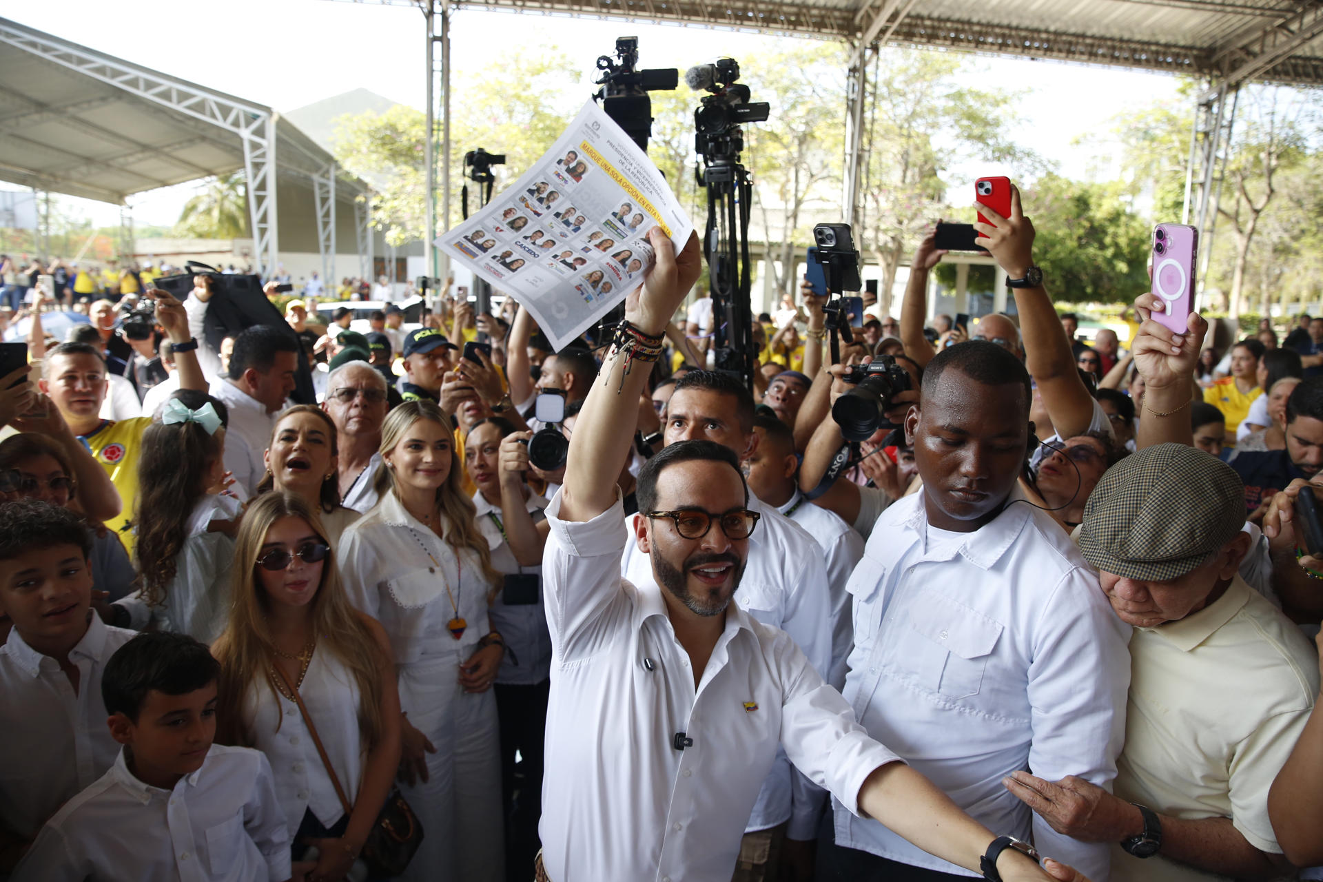 Abelardo De la Espriella ejerce su voto en Barranquilla en la primera vuelta electoral