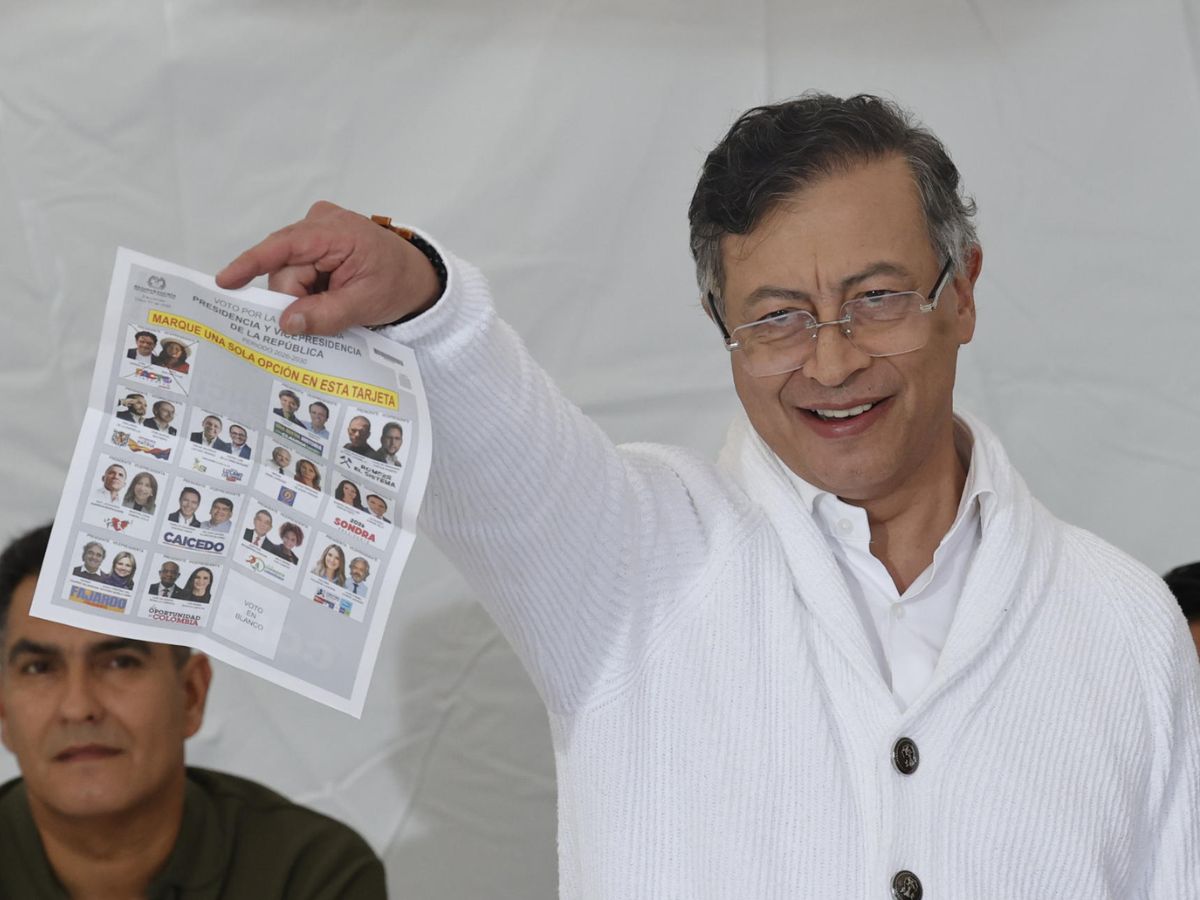 El presidente Petro votó en la Plaza de Bolívar y enfatizó la vigilancia del conteo electoral