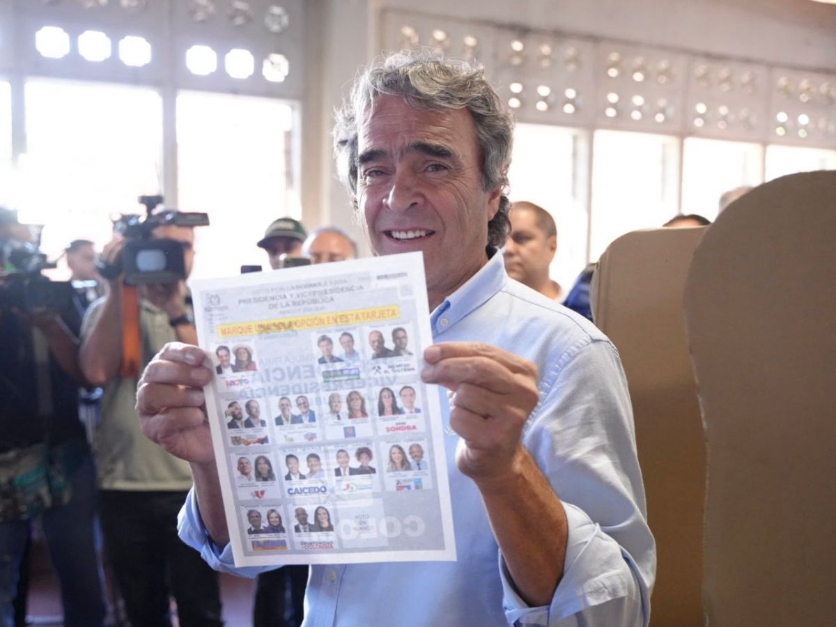Verificación desmiente imagen manipulada que atribuía a Sergio Fajardo un voto por Abelardo de la Espriella