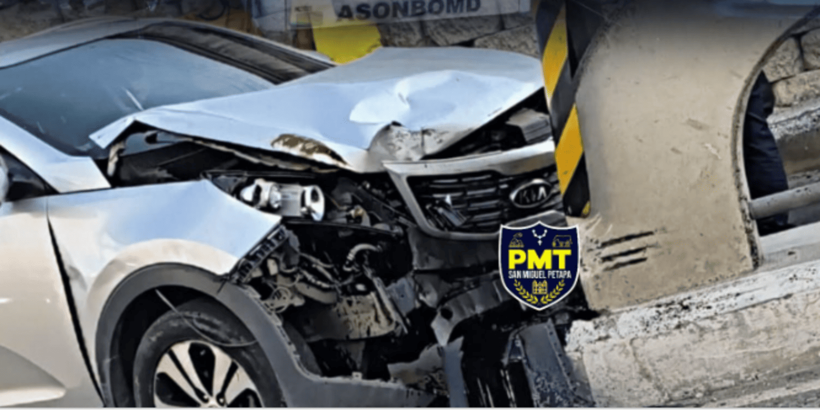Conductor ebrio choca contra paso a desnivel en San Miguel Petapa y es sancionado con multa