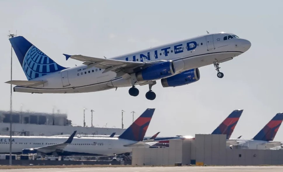 Avión de United Airlines regresa a Newark tras detectar nombre de Bluetooth que generó alarma de seguridad