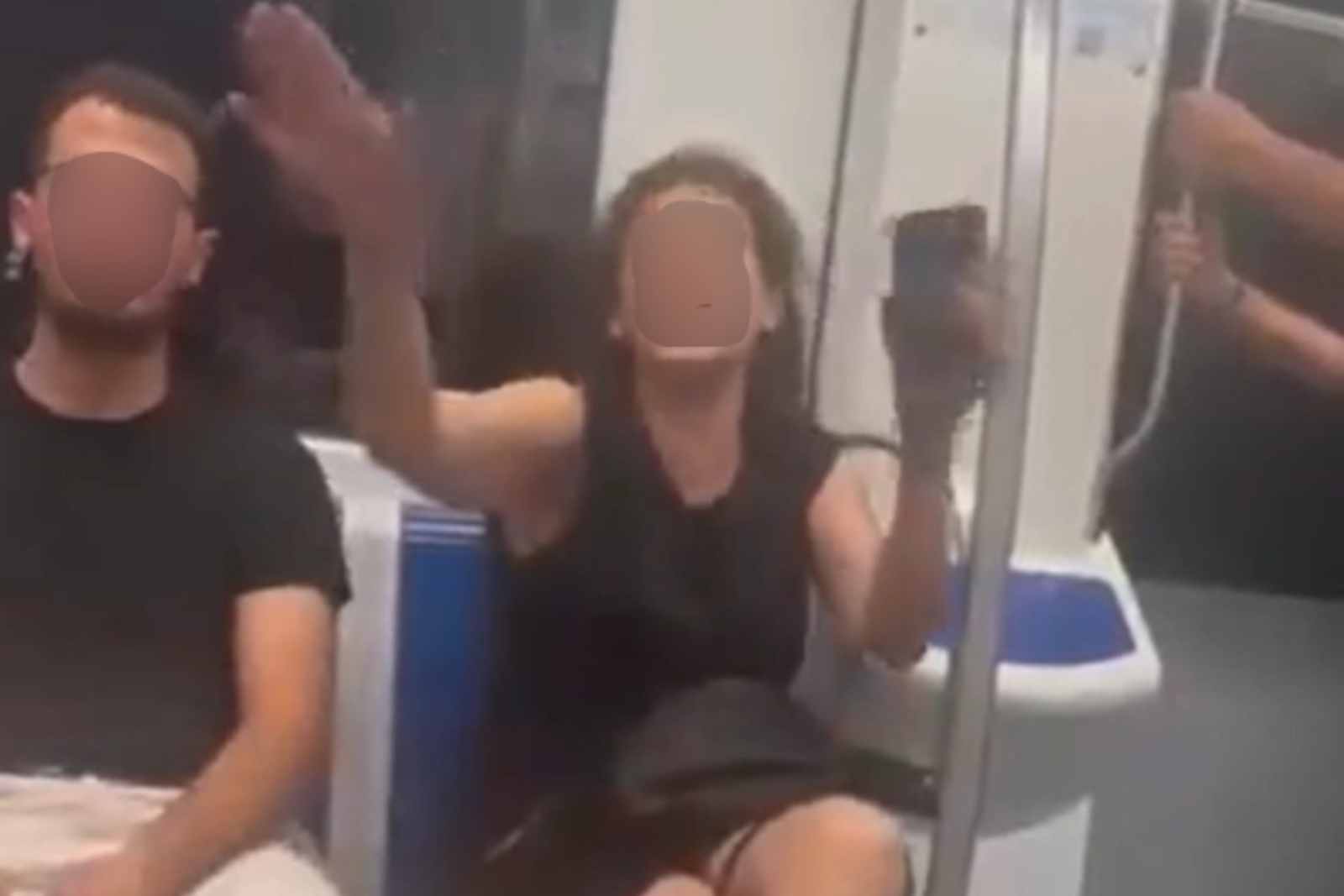 Una pelea en el metro de Barcelona tras una agresión verbal y física termina con el robo de un bolso