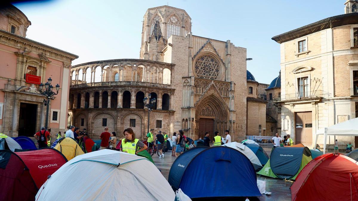 El Ayuntamiento de València y la Delegación del Gobierno buscan una solución ante la acampada docente durante los actos del Corpus