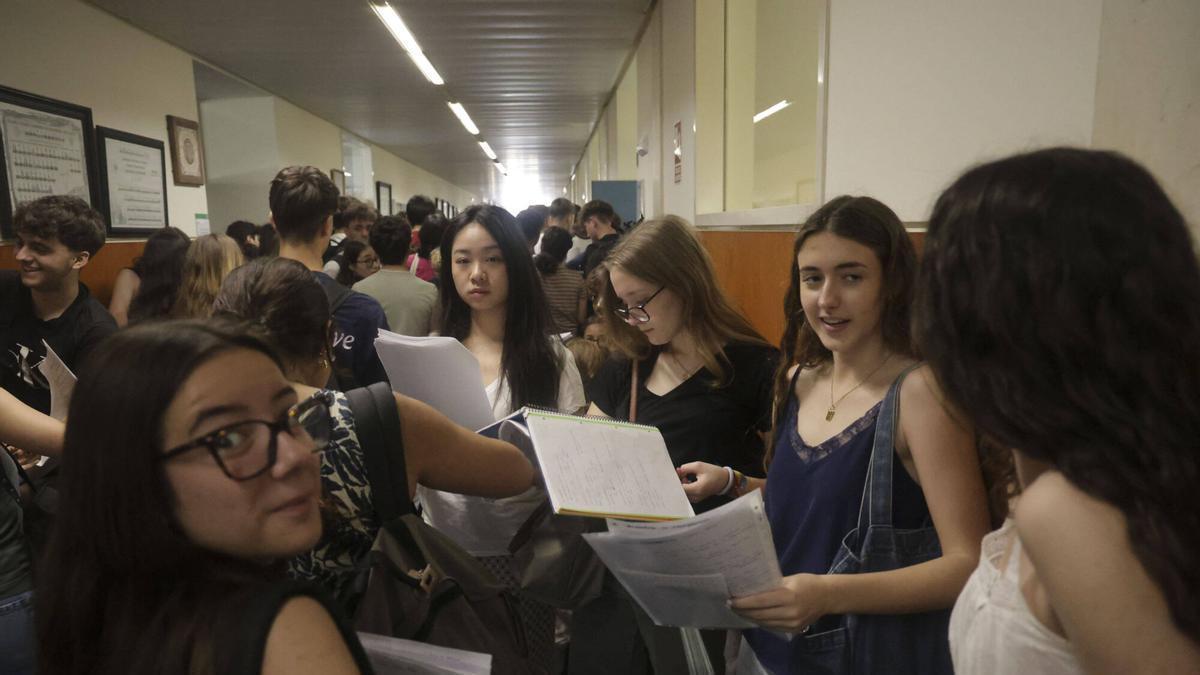 Polémica en Valencia por una celebración con menores y críticas al examen de la PAU de Lengua