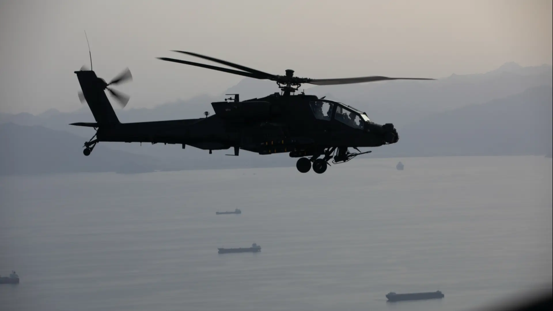 Un helicóptero Apache estadounidense se estrella cerca del estrecho de Ormuz mientras se investiga el incidente