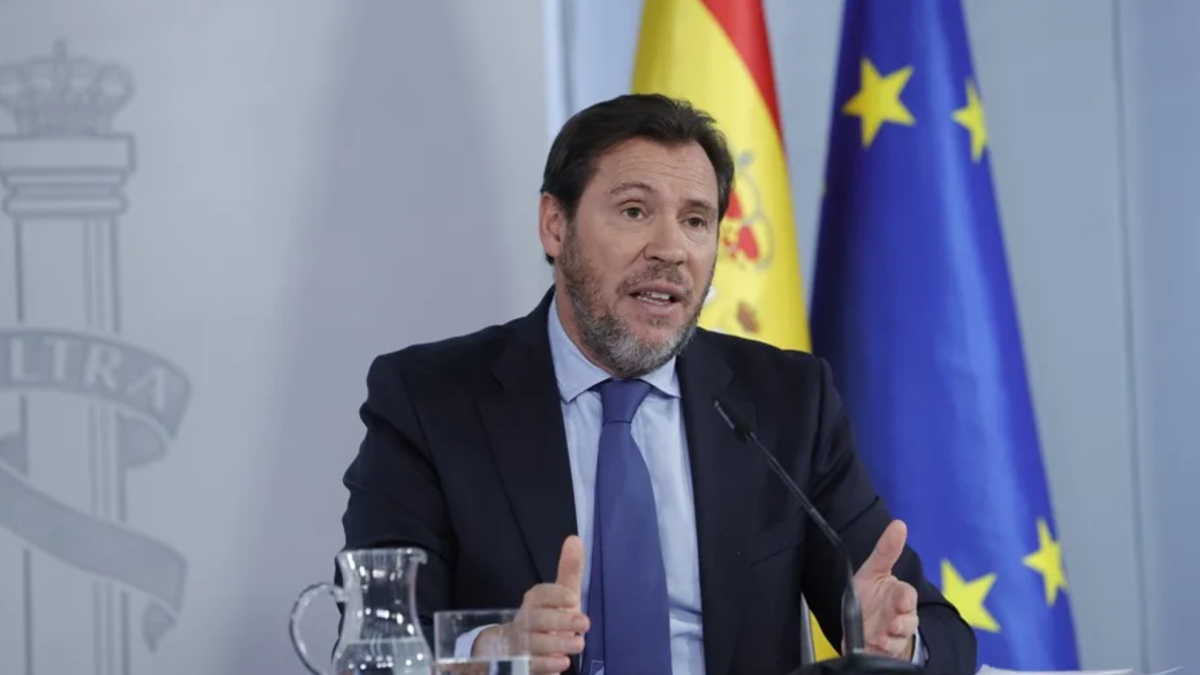 Polémica entre Óscar Puente y el portero del Sabadell tras un cántico ofensivo en la celebración del ascenso